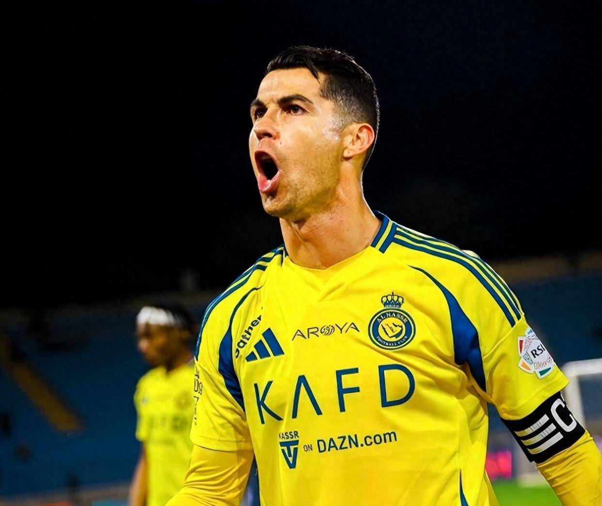 yabo-利物浦观众热烈欢呼！，C罗迎来十二赛季出色发挥热度持续攀升-yabo